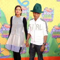 Pharrel Williams con su mujer en los Kids Choice Awards 2014