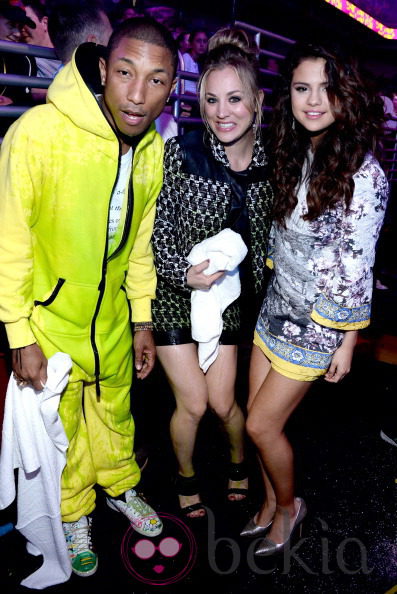 Pharrel Williams, Kaley Cuoco y Selena gomez en los Kids Choice Awards 2014