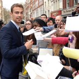 Theo James atiende a los fans en la premiere de 'Divergente' en Londres