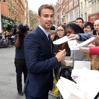 Theo James atiende a los fans en la premiere de 'Divergente' en Londres