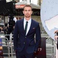 Theo James en la premiere de 'Divergente' en Londres