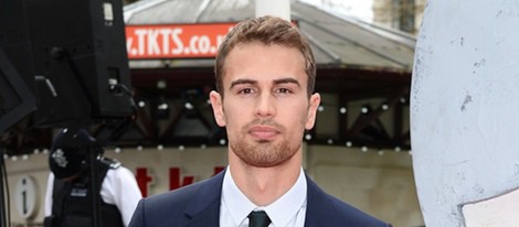 Theo James en la premiere de 'Divergente' en Londres