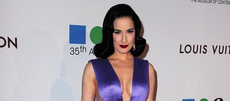 Dita von Teese en la fiesta del 35 aniversario del MOCA de Los Angeles