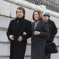 Raphael y Natalia Figueroa en el funeral de Estado de Adolfo Suárez