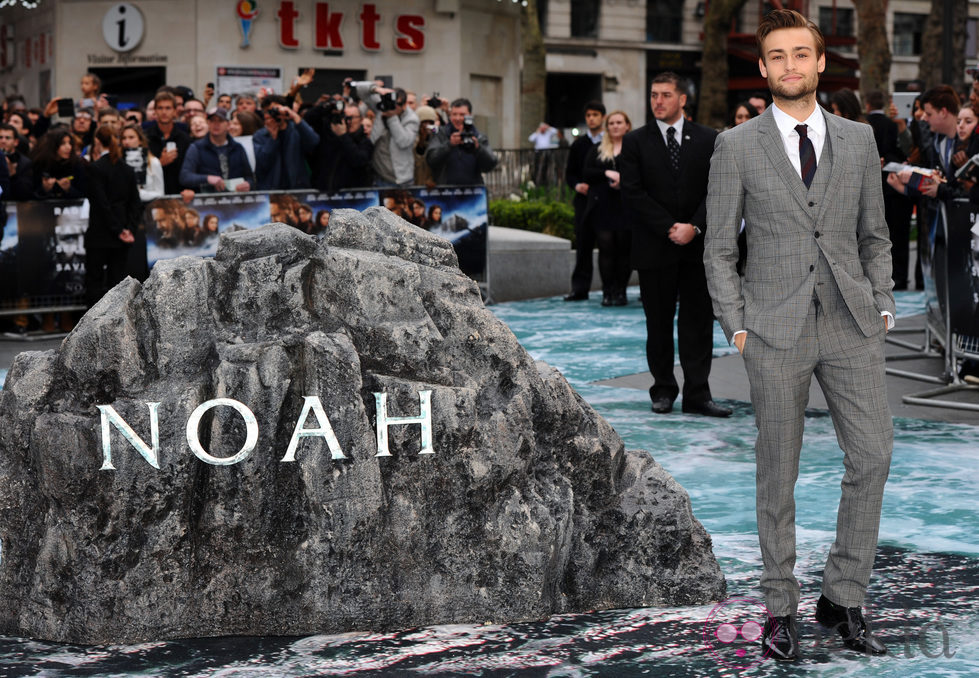 Douglas Booth en el estreno de 'Noé' en Londres