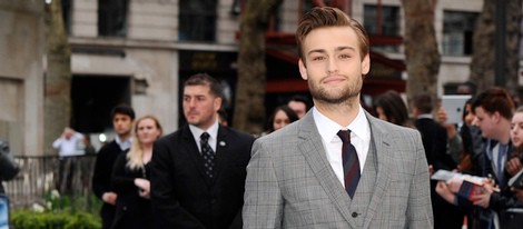 Douglas Booth en el estreno de 'Noé' en Londres