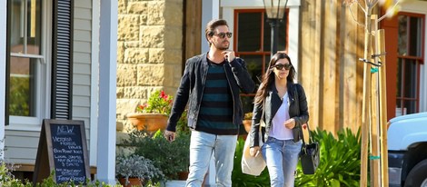 Kourtney Kardashian y Scott Disick caminando por Santa Barbara 