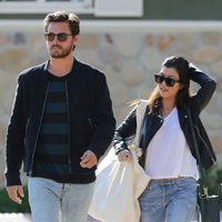 Kourtney Kardashian y Scott Disick pasean por las calles de Santa Barbara