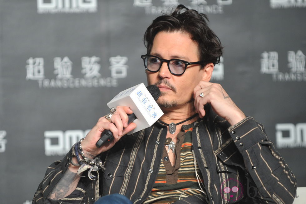 Johnny Depp luce anillo de compromiso en la promoción de 'Trascendence' en China