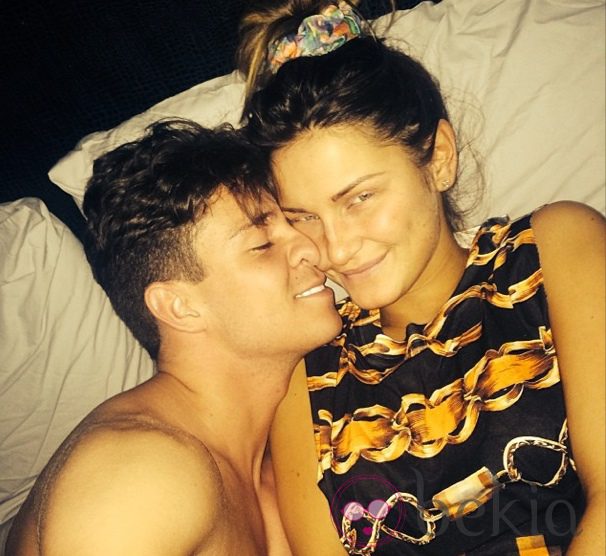 Joey Essex y Sam Faiers, selfie en la cama