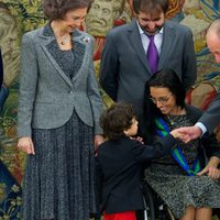 Los Reyes saludan al hijo de Teresa Perales en la entrega de la Gran Cruz del Mérito Deportivo