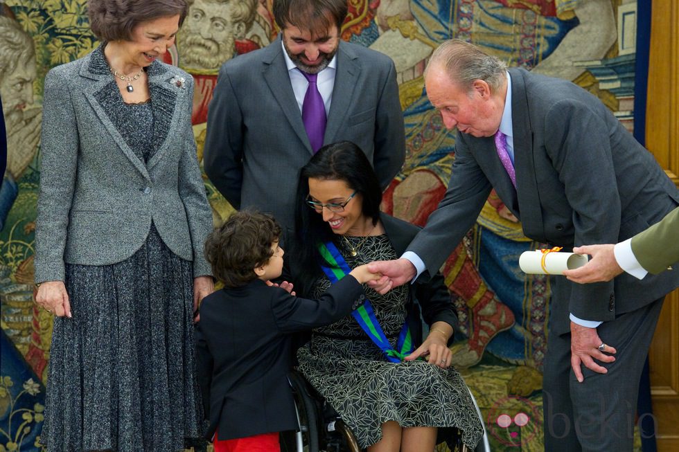 Los Reyes saludan al hijo de Teresa Perales en la entrega de la Gran Cruz del Mérito Deportivo