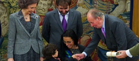 Los Reyes saludan al hijo de Teresa Perales en la entrega de la Gran Cruz del Mérito Deportivo