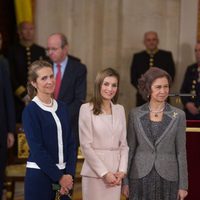 La Infanta Elena, la Princesa Letizia y la Reina Sofía en la entrega del Toisón de Oro a Enrique V. Iglesias