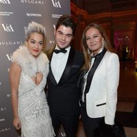 Rita Ora, Eva Cavalli y Rob Cavalli en la exposicion 'The Glamour of Italian Fashion 1945-2014'