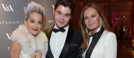 Rita Ora, Eva Cavalli y Rob Cavalli en la exposicion 'The Glamour of Italian Fashion 1945-2014'