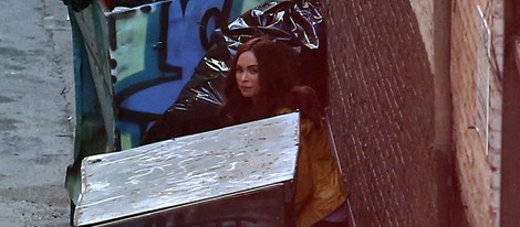 Megan Fox entre basura en el rodaje de 'Las Tortugas Ninja'