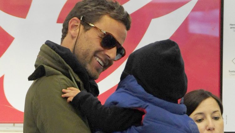 Carlos Seguí con su hijo Lucas en el aeropuerto de Madrid