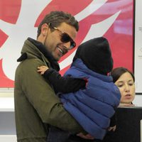 Carlos Seguí con su hijo Lucas en el aeropuerto de Madrid