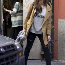 Sara Carbonero saliendo de un local de piercings y tatuajes