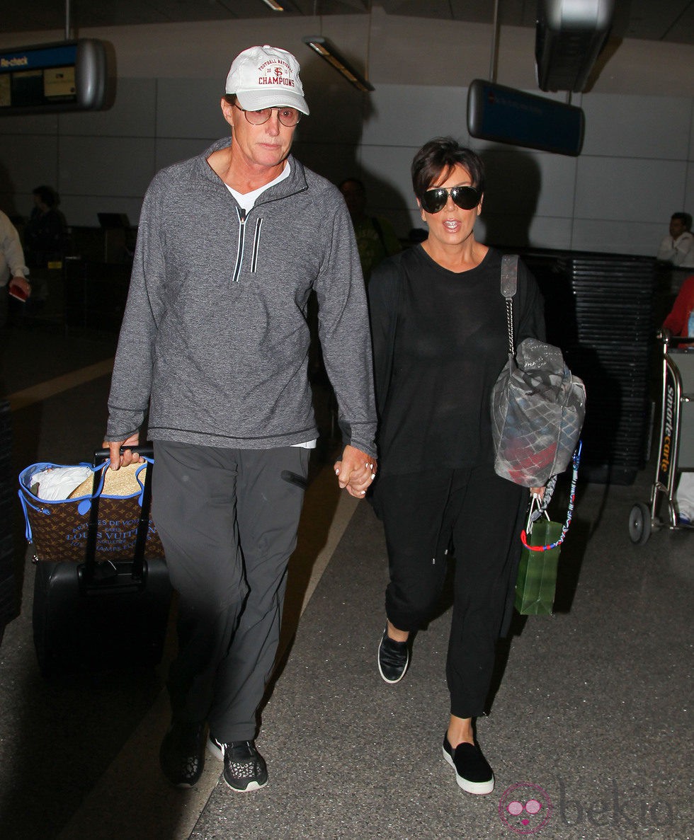 Bruce y Kris Jenner cogidos de la mano en el aeropuerto de Los Angeles