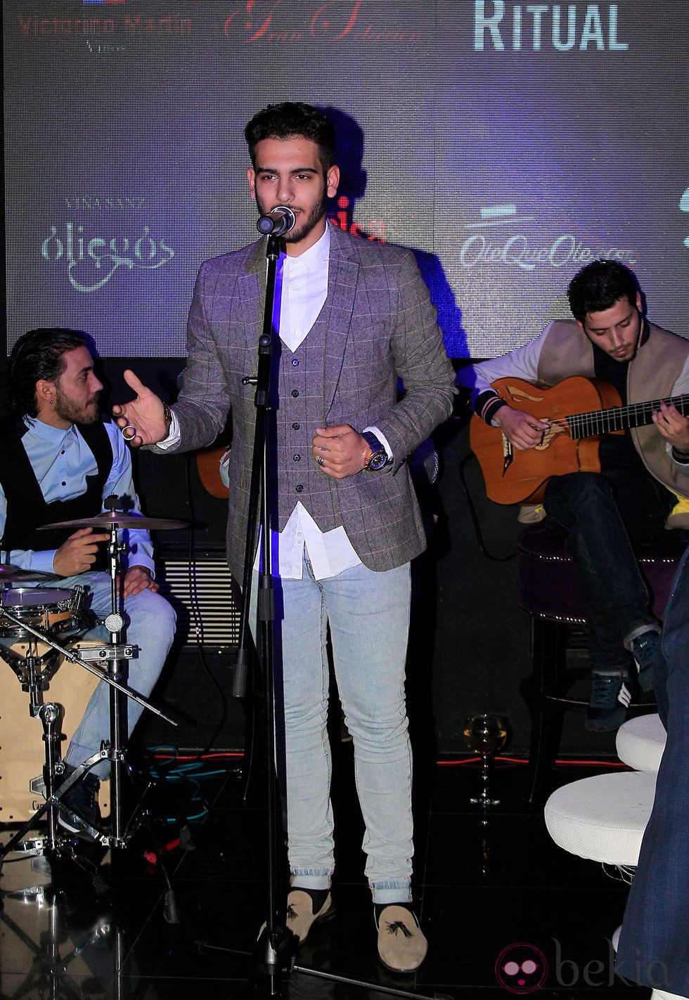 Manuel Cortés ofreciendo su primer concierto en acústico en Madrid