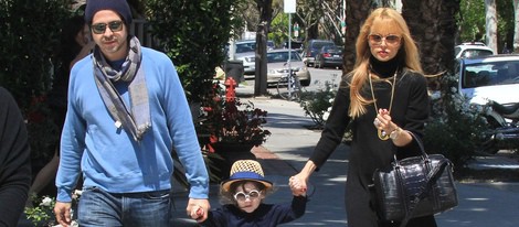 Rodger Berman y Rachel Zoe con Skyler en un parque de Los Angeles