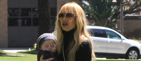 Rachel Zoe con Kaius en un parque de Los Angeles