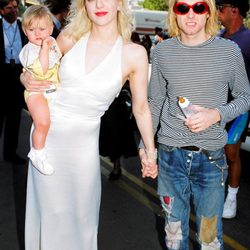 Courtney Love y Kurt Cobain con su hija Frances Bean en los premios MTV de 1993