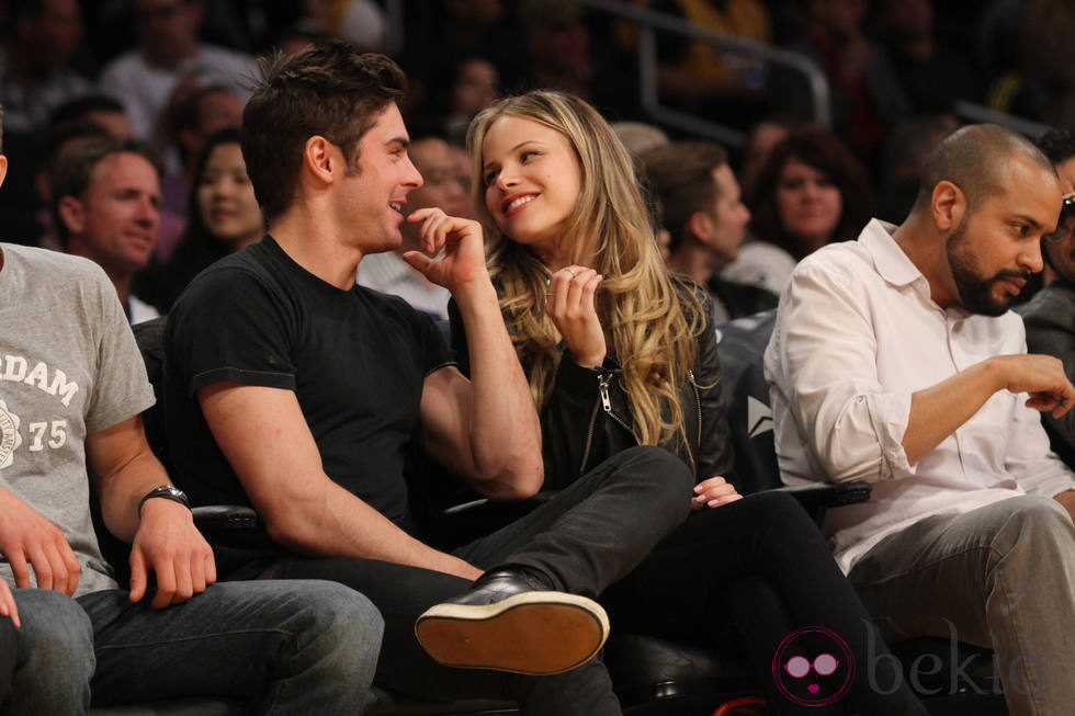 Zac Efron y Halston Sage en un partido de Los Angeles Lakers