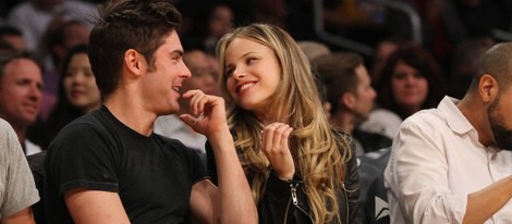 Zac Efron y Halston Sage en un partido de Los Angeles Lakers