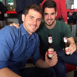 Iker Casillas e Isco Alarcón en el descanso de un rodaje publicitario en Madrid