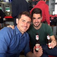 Iker Casillas e Isco Alarcón en el descanso de un rodaje publicitario en Madrid