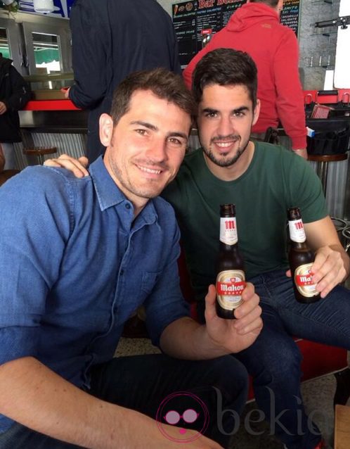 Iker Casillas e Isco Alarcón en el descanso de un rodaje publicitario en Madrid