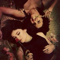 Selena Gomez y Kylie Jenner posan con rosas en el suelo