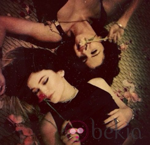 Selena Gomez y Kylie Jenner posan con rosas en el suelo