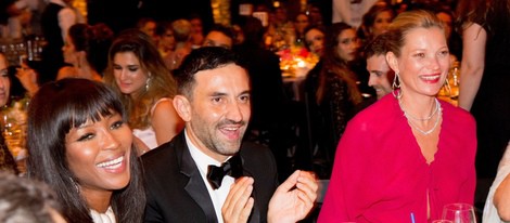 Naomi Campbell, Riccardo Tisci y Kate Moss en la gala amFAR 2014 Sao Paulo