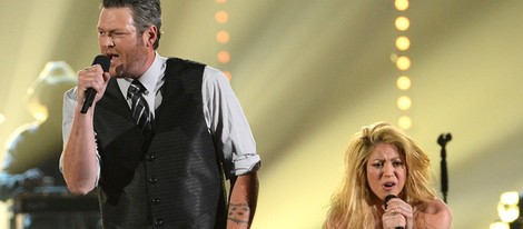 Blake Shelton y Shakira actúan en la gala de los premios CMA 2014