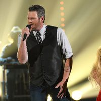 Blake Shelton y Shakira actúan en la gala de los premios CMA 2014