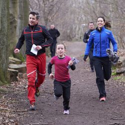 Federico, Mary e Isabel de Dinamarca corriendo en Find Your Way Day