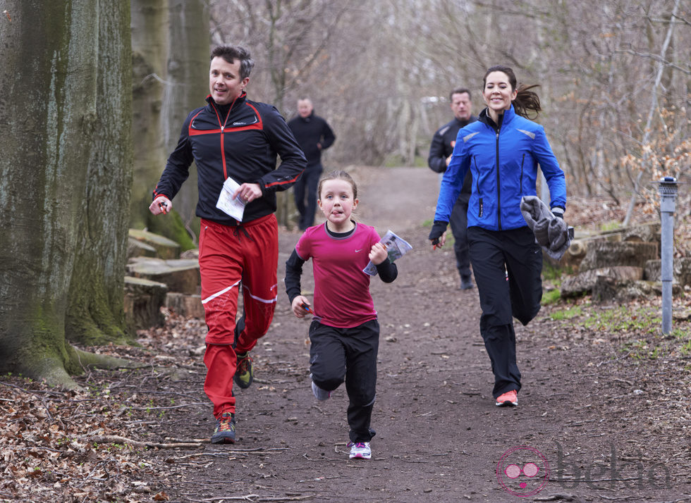 Federico, Mary e Isabel de Dinamarca corriendo en Find Your Way Day