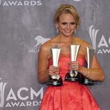 Miranda Lambert con sus premios en los CMA 2014