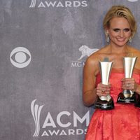 Miranda Lambert con sus premios en los CMA 2014