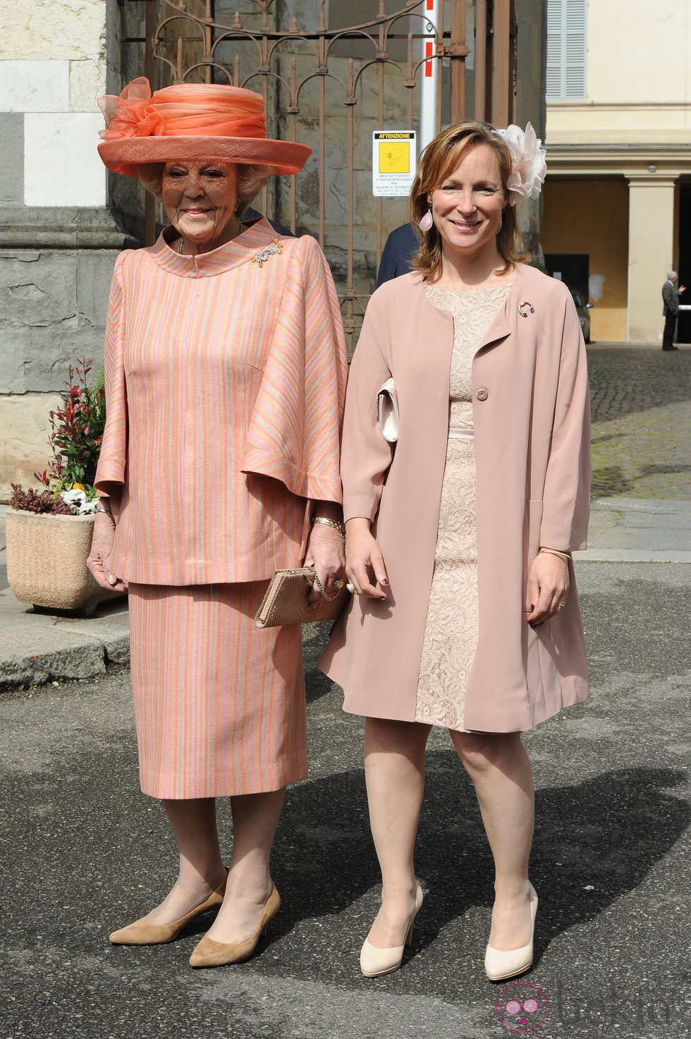 Beatriz de Holanda y Margarita de Borbón-Parma en el bautizo de su sobrina Cecilia