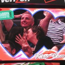 Paul McCartney y su mujer Nancy Shevell se besan en la Kiss Cam