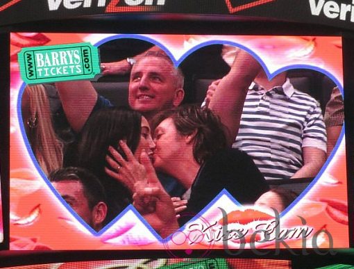 Paul McCartney y su mujer Nancy Shevell se besan en la Kiss Cam