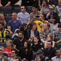 Paul McCartney, Nancy Shevell y James McCartney en el partido de los Lakers