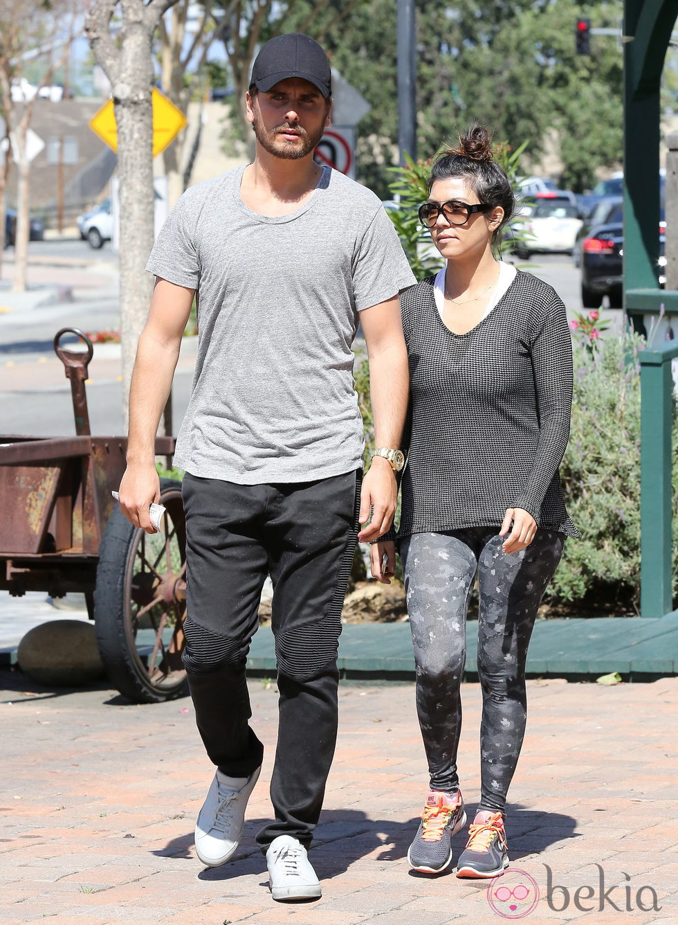 Kourtney Kardashian y Scott Disick pasean cogidos de la mano por Calabasas