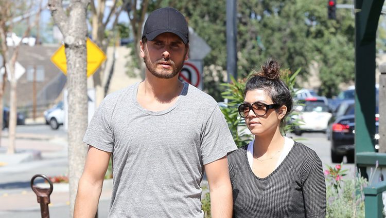 Kourtney Kardashian y Scott Disick pasean cogidos de la mano por Calabasas