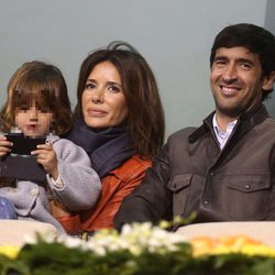 Raúl González y Mamen Sanz con su hija María en un partido de tenis en Qatar